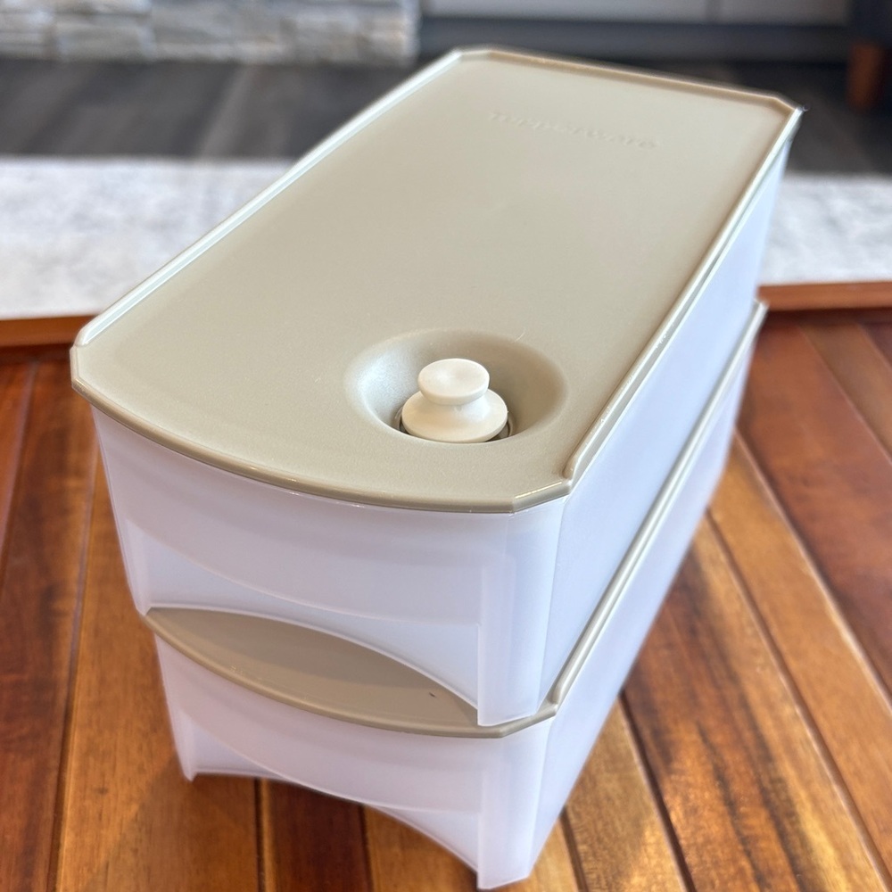 Set of 2 Tupperware Shelf Smart Containers - Hazelnut Seals